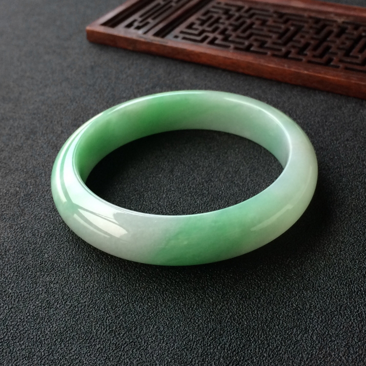 (超值推荐)糯冰种飘绿花手镯(55.1mm)
