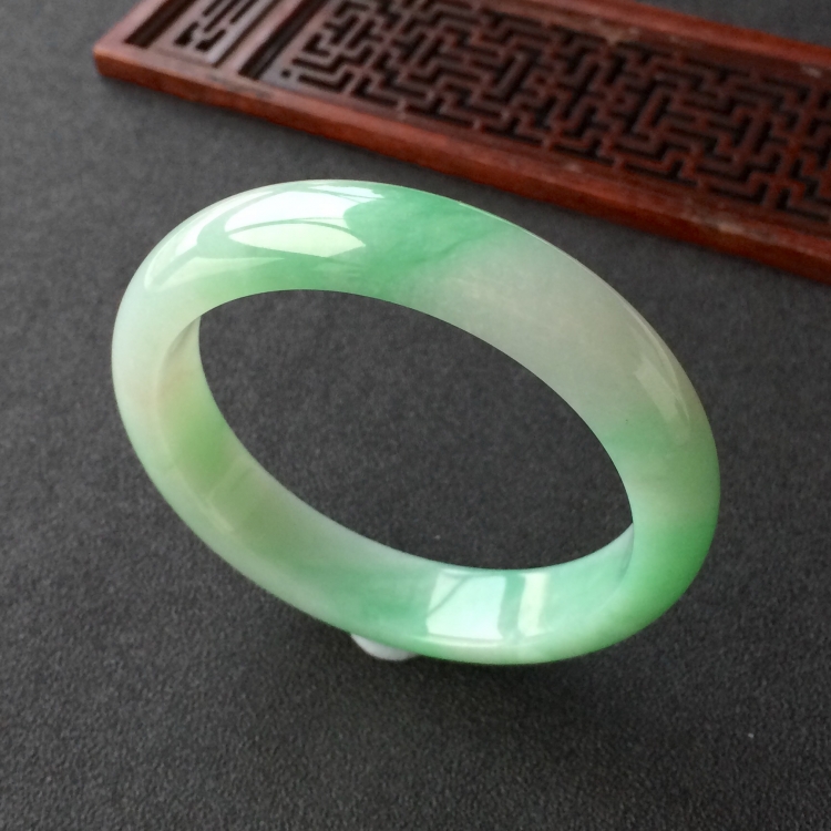 (超值推荐)糯冰种飘绿花手镯(55.1mm)
