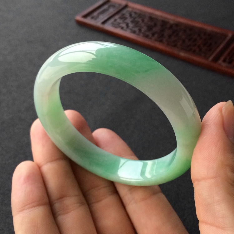(超值推荐)糯冰种飘绿花手镯(55.1mm)