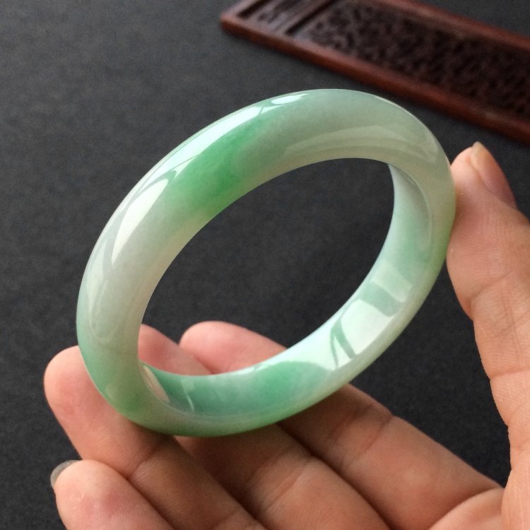 (超值推荐)糯冰种飘绿花手镯(55.1mm)