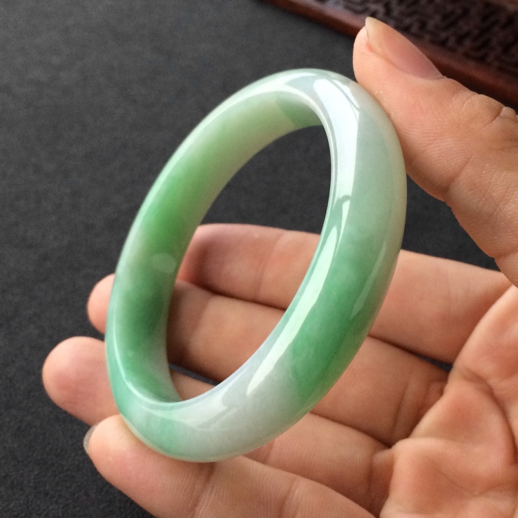 (超值推荐)糯冰种飘绿花手镯(55.1mm)