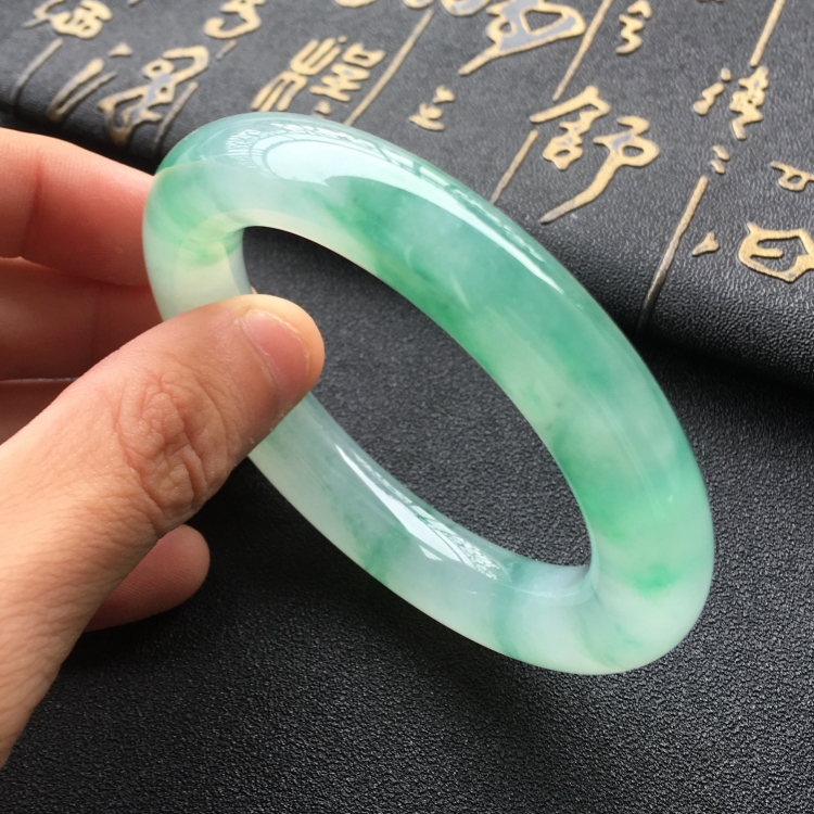 (超值推荐)冰种飘绿花圆条手镯(53.2mm)
