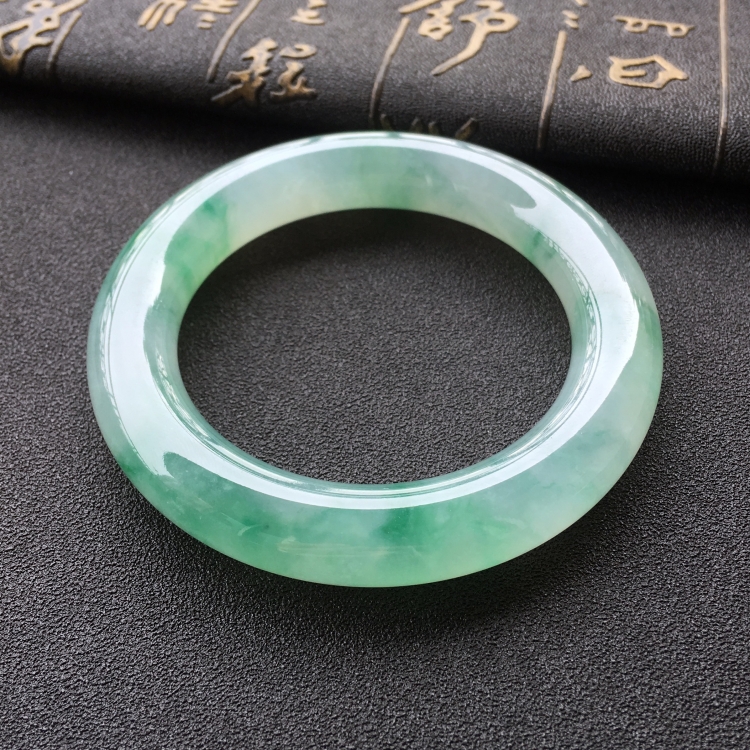 (超值推荐)冰种飘绿花圆条手镯(53.2mm)