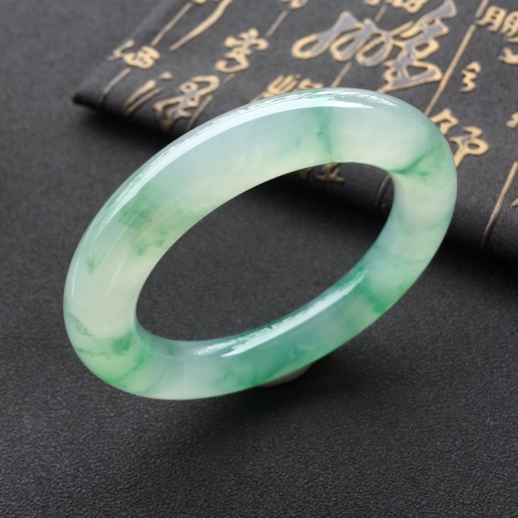 (超值推荐)冰种飘绿花圆条手镯(53.2mm)