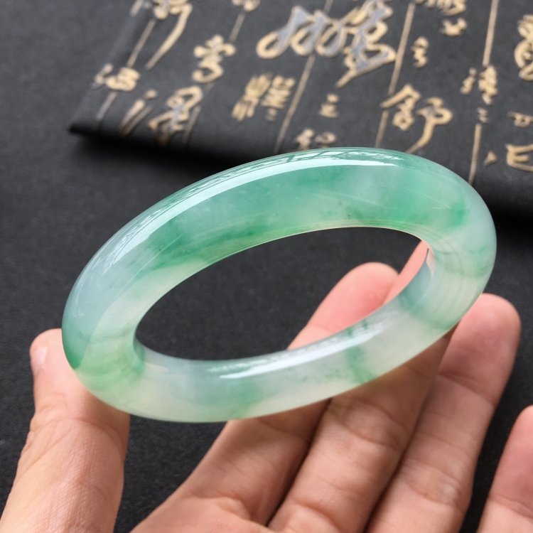 (超值推荐)冰种飘绿花圆条手镯(53.2mm)