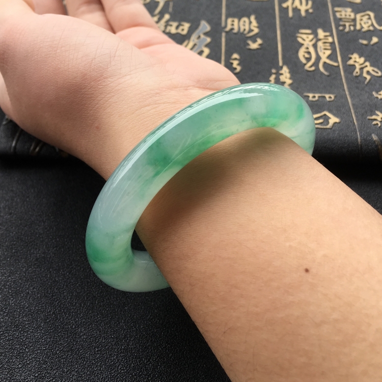 (超值推荐)冰种飘绿花圆条手镯(53.2mm)