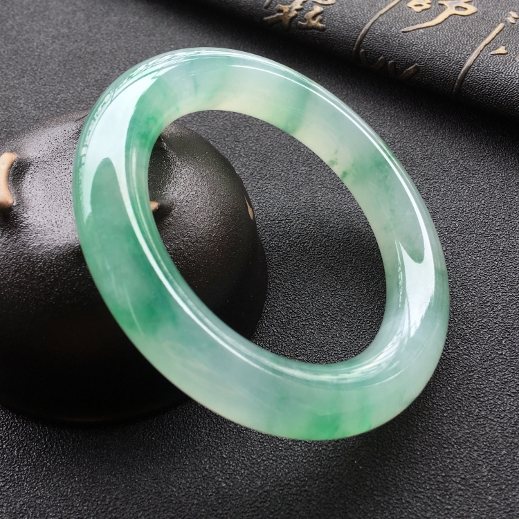 (超值推荐)冰种飘绿花圆条手镯(53.2mm)