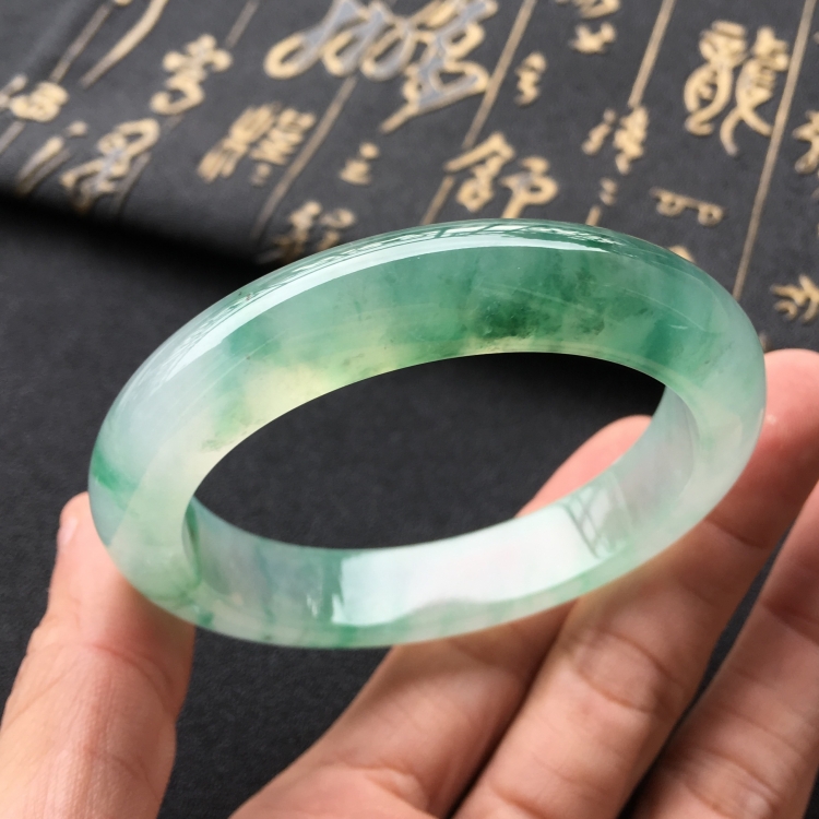 (超值推荐)冰种飘绿花手镯(56mm)
