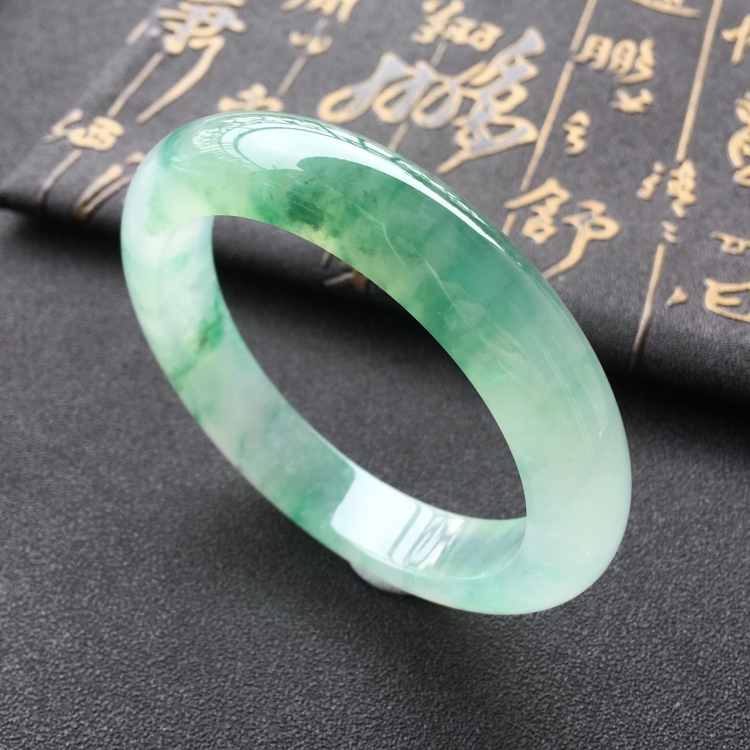 (超值推荐)冰种飘绿花手镯(56mm)