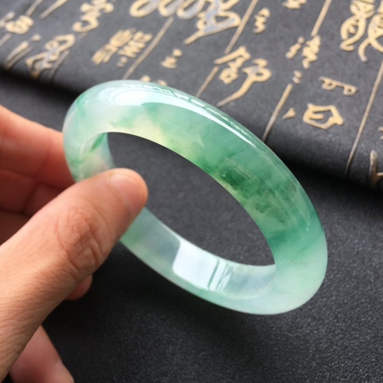 (超值推荐)冰种飘绿花手镯(56mm)