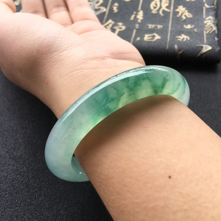 (超值推荐)冰种飘绿花手镯(56mm)