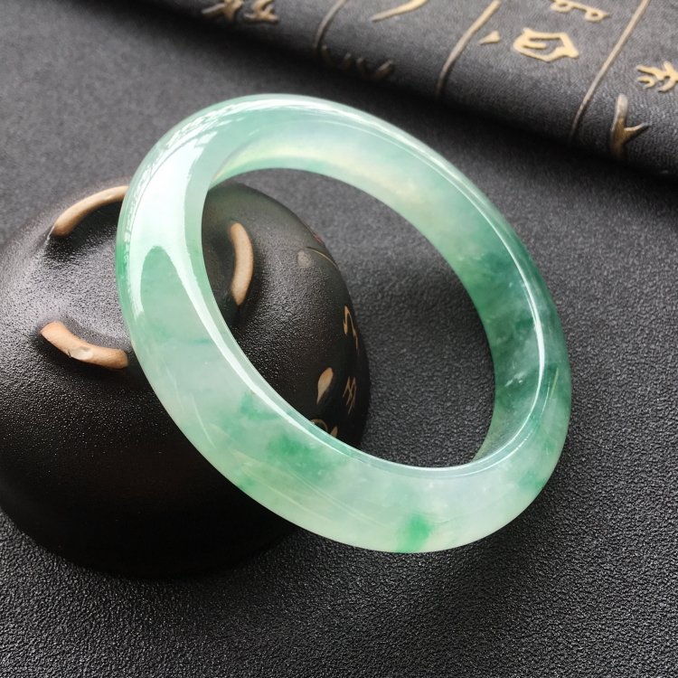 (超值推荐)冰种飘绿花手镯(56mm)