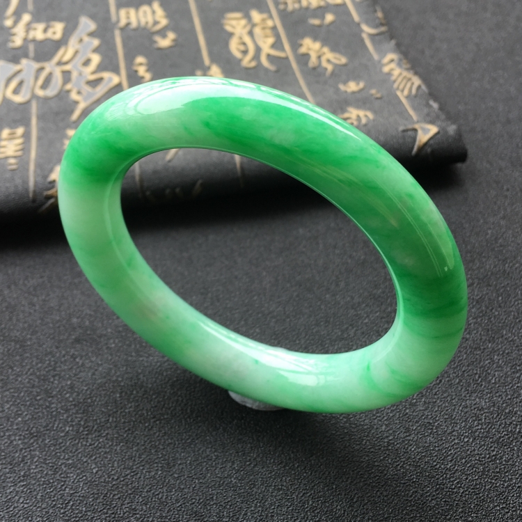 (超值推荐)糯冰种飘翠圆条手镯(57.5mm)