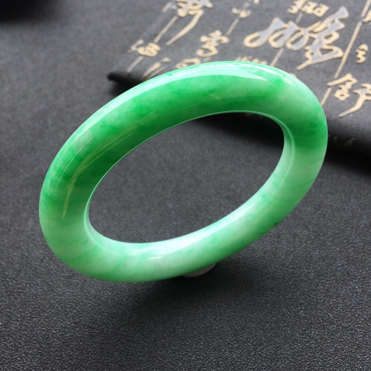 (超值推荐)糯冰种飘翠圆条手镯(57.5mm)
