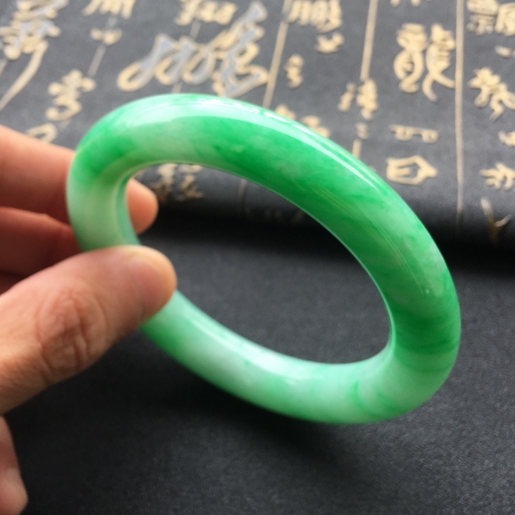 (超值推荐)糯冰种飘翠圆条手镯(57.5mm)