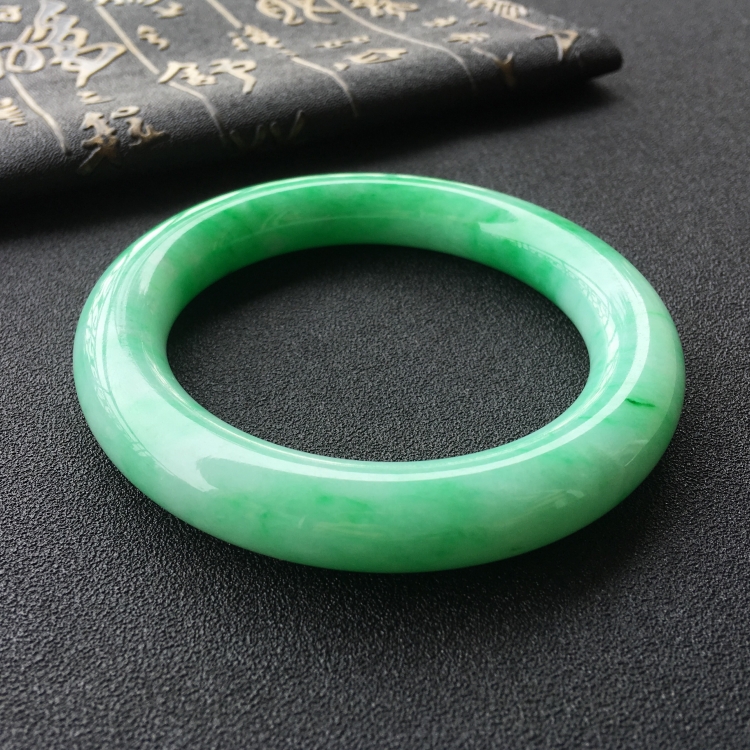 (超值推荐)糯冰种飘翠圆条手镯(57.5mm)