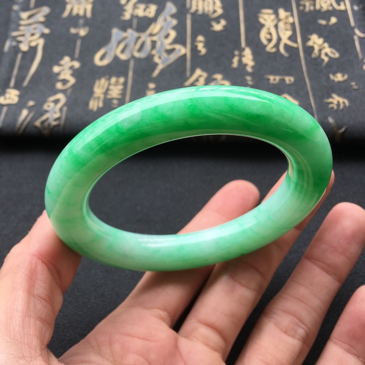(超值推荐)糯冰种飘翠圆条手镯(57.5mm)