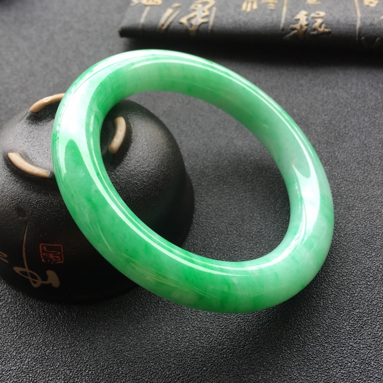 (超值推荐)糯冰种飘翠圆条手镯(57.5mm)