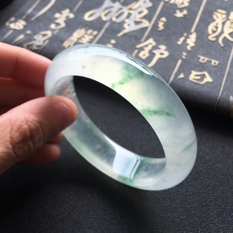 (超值推荐)冰玻种飘绿花手镯(56.5mm)