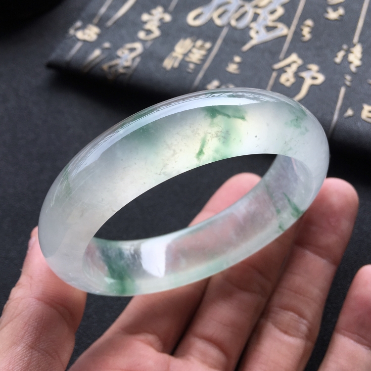(超值推荐)冰玻种飘绿花手镯(56.5mm)