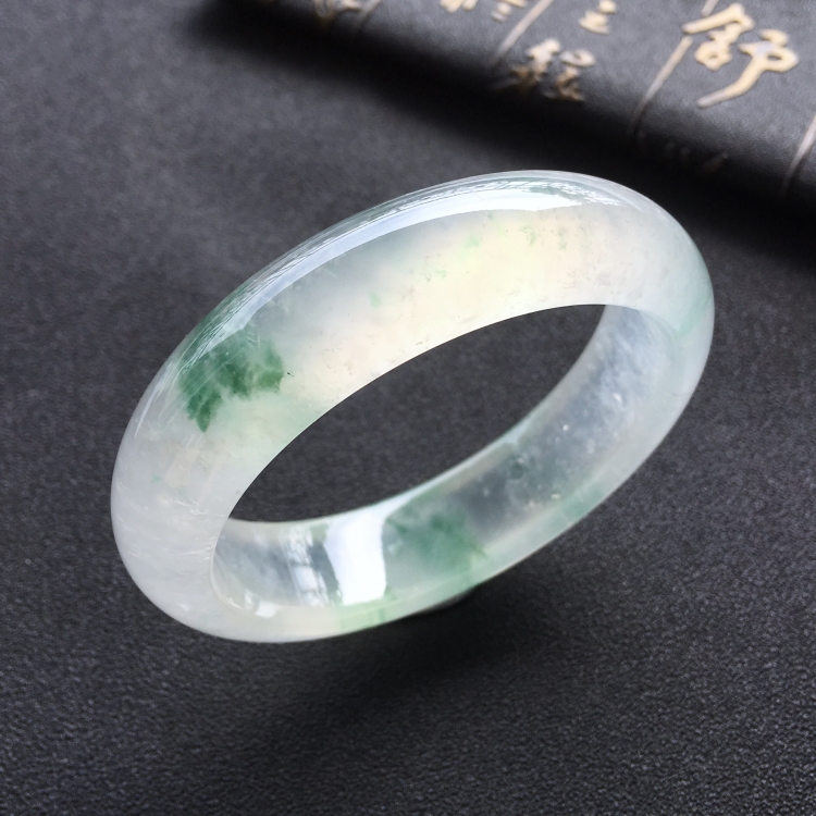 (超值推荐)冰玻种飘绿花手镯(56.5mm)