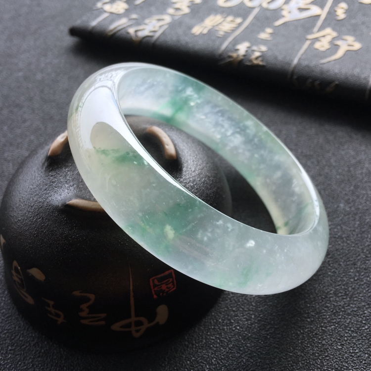 (超值推荐)冰玻种飘绿花手镯(56.5mm)