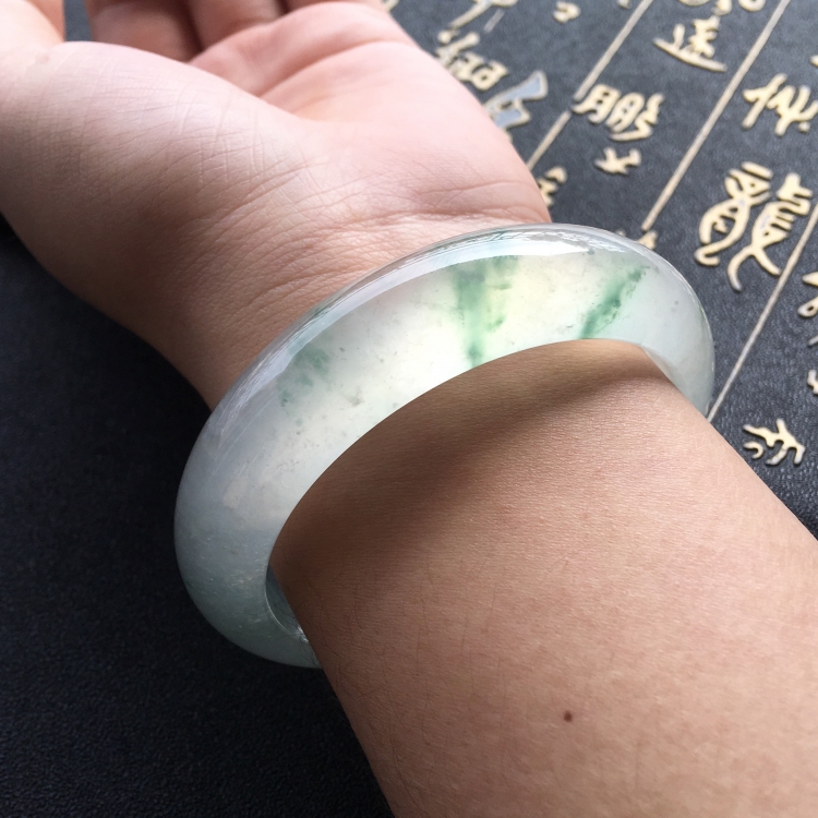 (超值推荐)冰玻种飘绿花手镯(56.5mm)