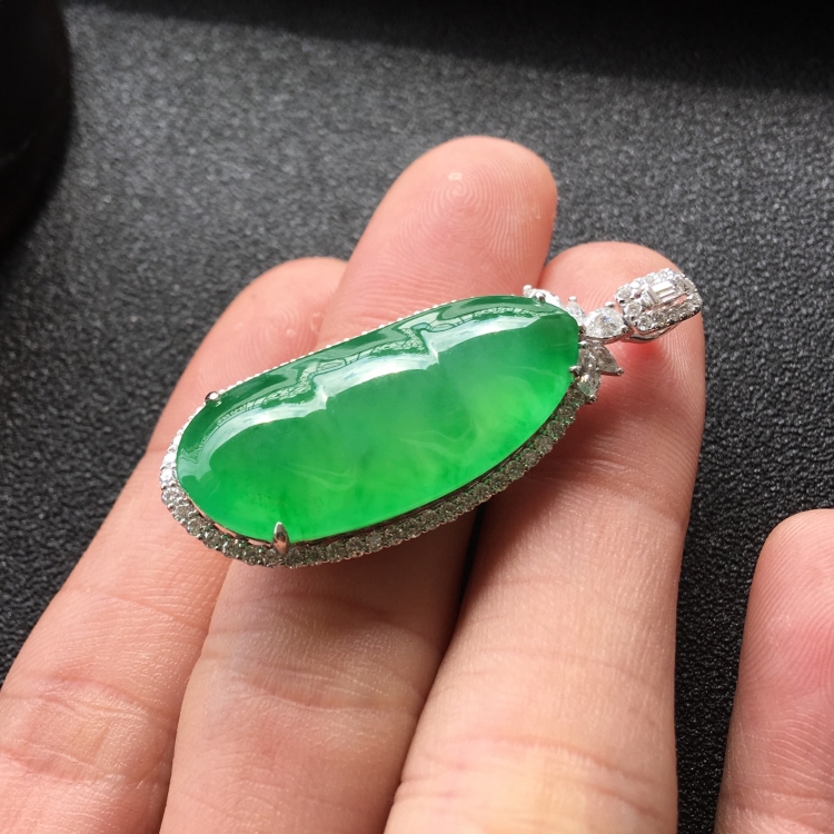 (超值推荐)冰种翠色镶白金钻石四季豆胸坠
