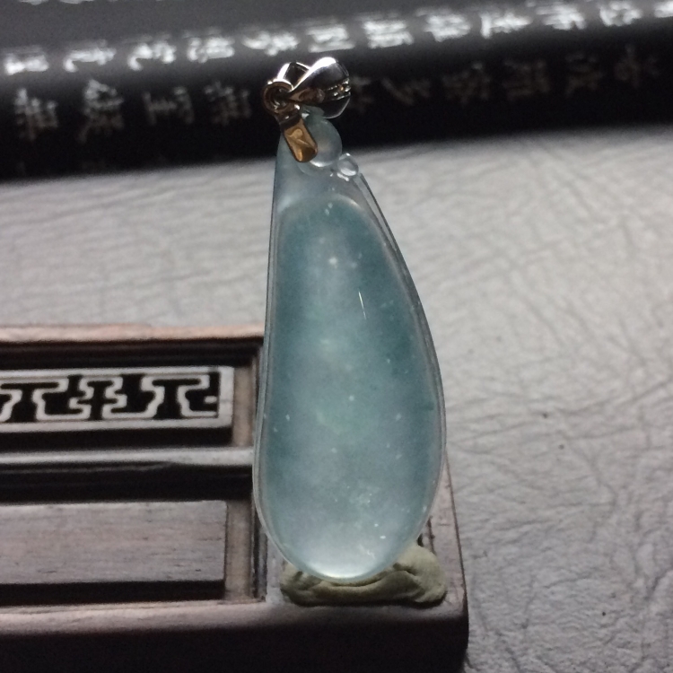 （超值推荐）冰种略飘花福瓜挂件（金扣）