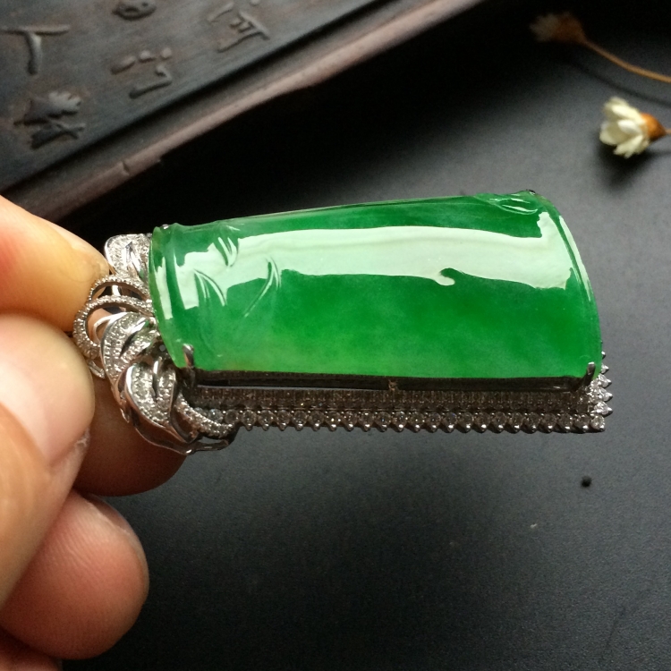 （超值推荐）镶白金钻石糯冰种阳绿节节高胸坠