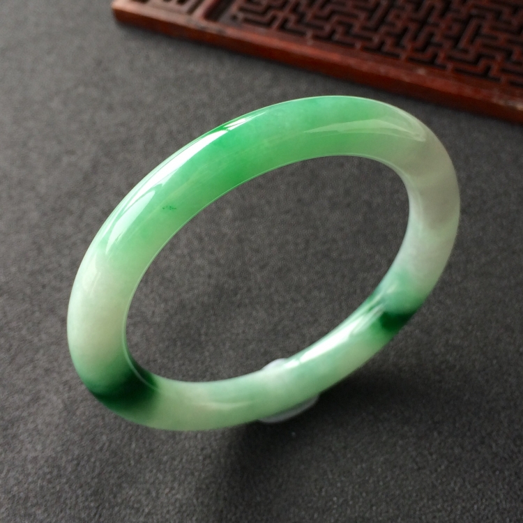 (超值推荐)糯冰种飘花带翠圆条手镯(54.7mm)