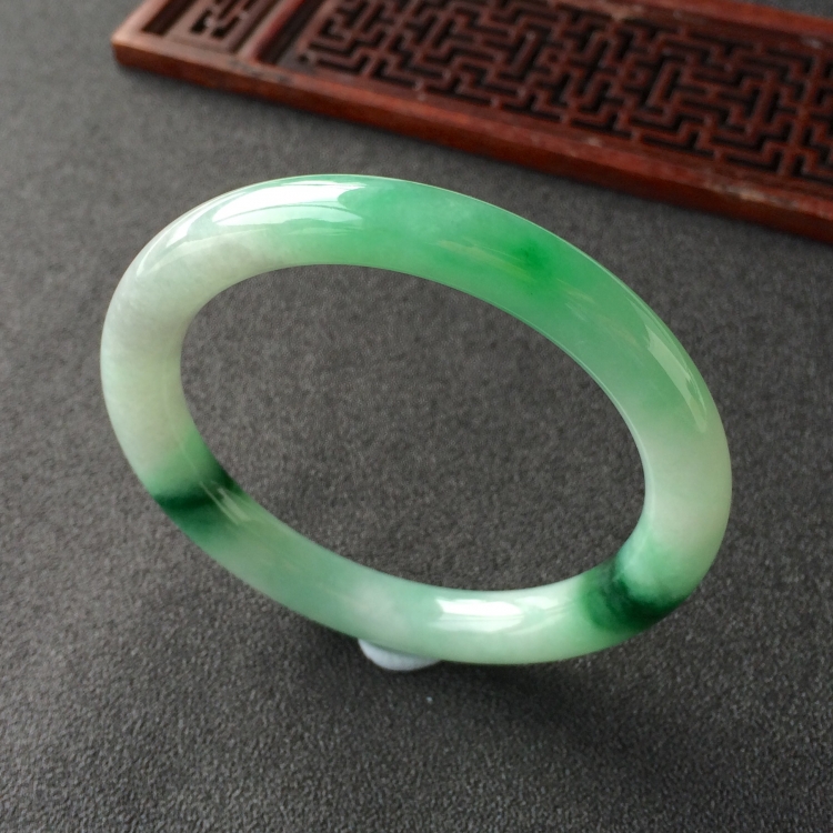 (超值推荐)糯冰种飘花带翠圆条手镯(54.7mm)