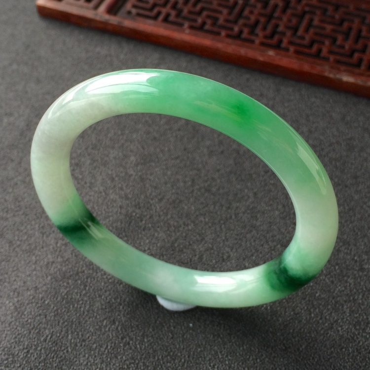 (超值推荐)糯冰种飘花带翠圆条手镯(54.7mm)