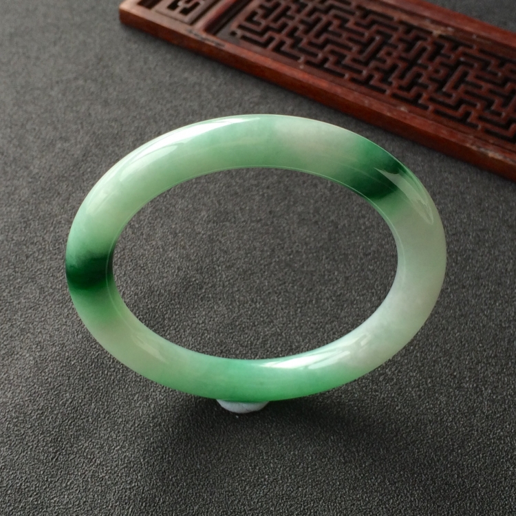 (超值推荐)糯冰种飘花带翠圆条手镯(54.7mm)