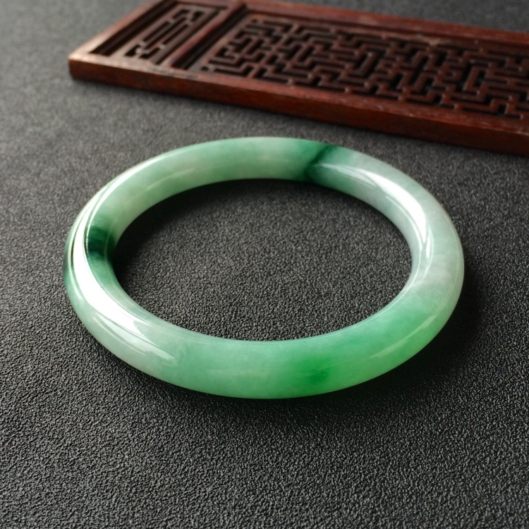 (超值推荐)糯冰种飘花带翠圆条手镯(54.7mm)