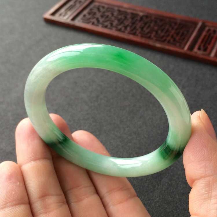 (超值推荐)糯冰种飘花带翠圆条手镯(54.7mm)