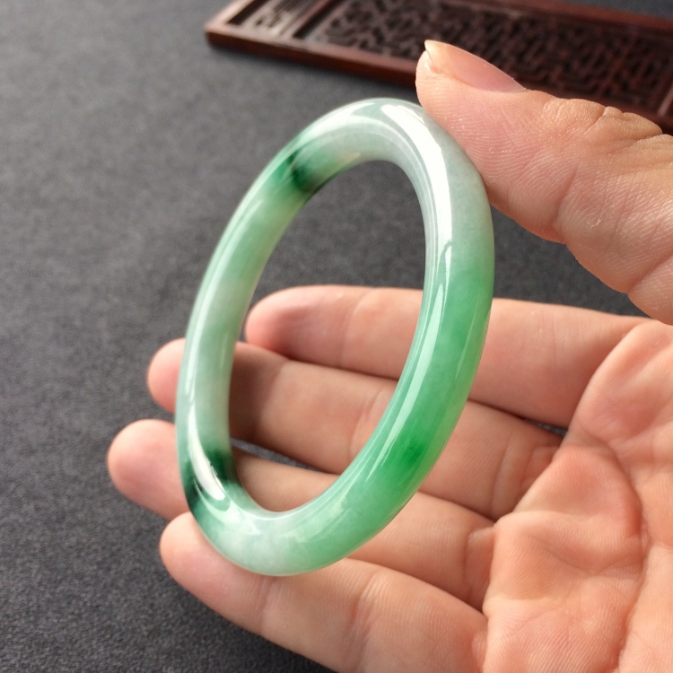 (超值推荐)糯冰种飘花带翠圆条手镯(54.7mm)