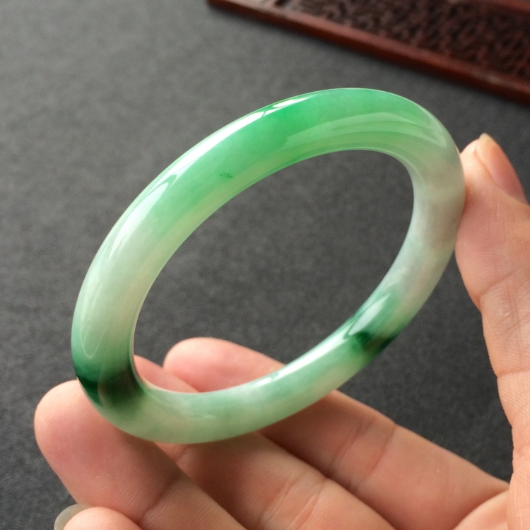 (超值推荐)糯冰种飘花带翠圆条手镯(54.7mm)