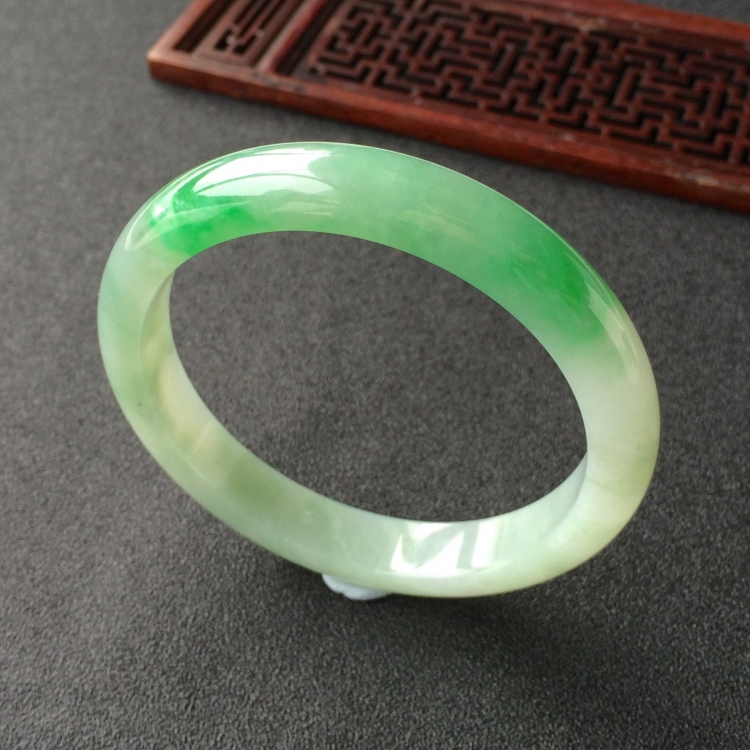 (超值推荐)糯冰种飘翠手镯(60.3mm)