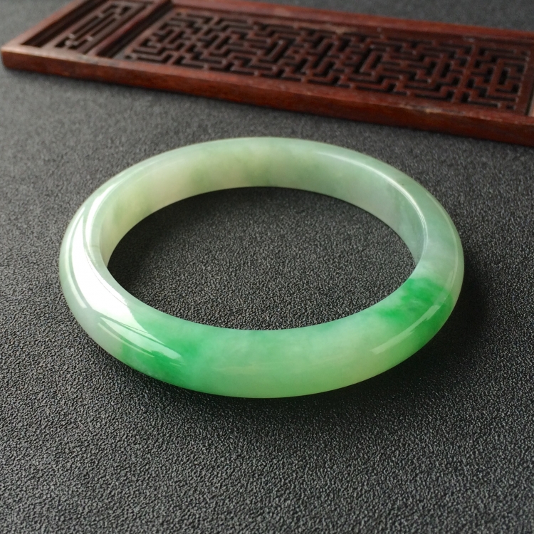 (超值推荐)糯冰种飘翠手镯(60.3mm)