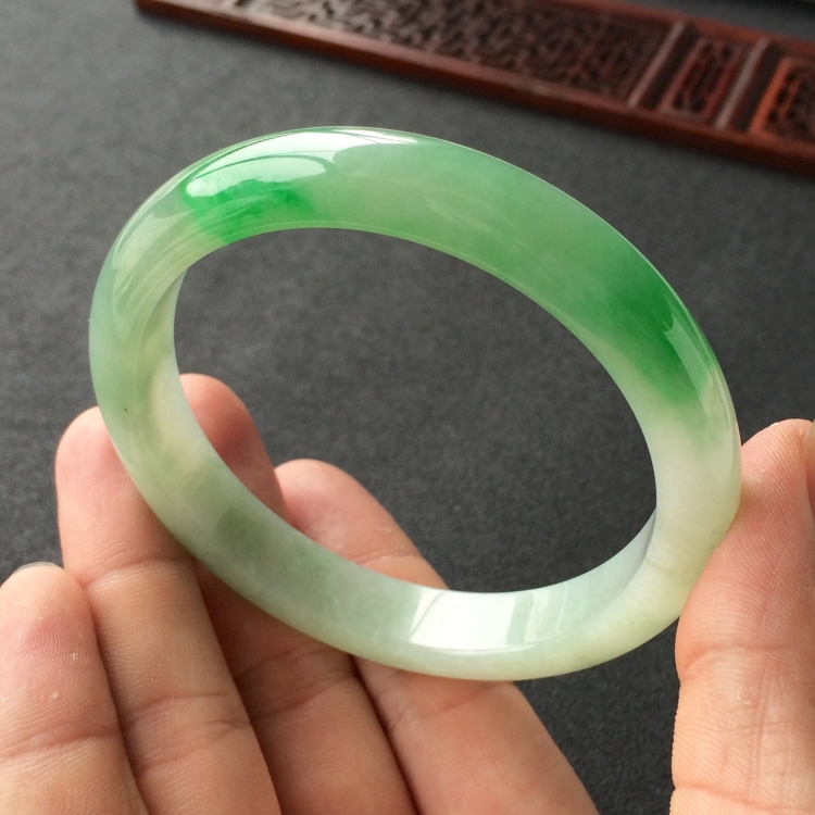 (超值推荐)糯冰种飘翠手镯(60.3mm)