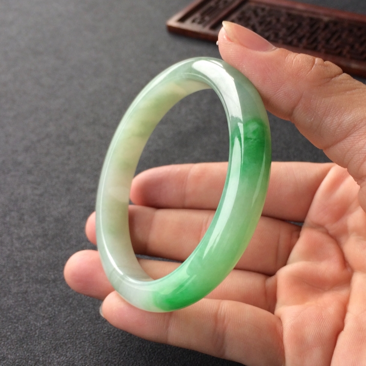 (超值推荐)糯冰种飘翠手镯(60.3mm)