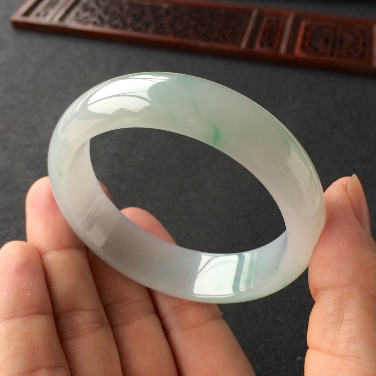 (超值推荐)糯冰种略飘绿花手镯(56.8mm)