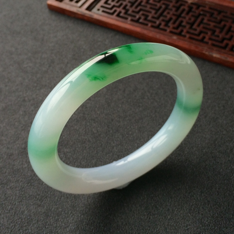 (超值推荐)糯冰种飘翠圆条手镯(56mm)