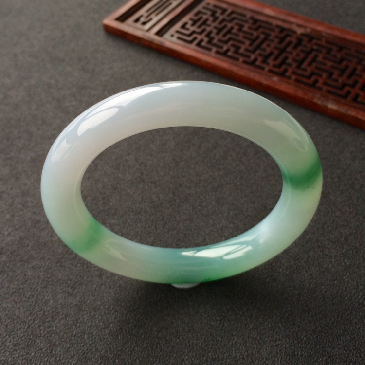 (超值推荐)糯冰种飘翠圆条手镯(56mm)