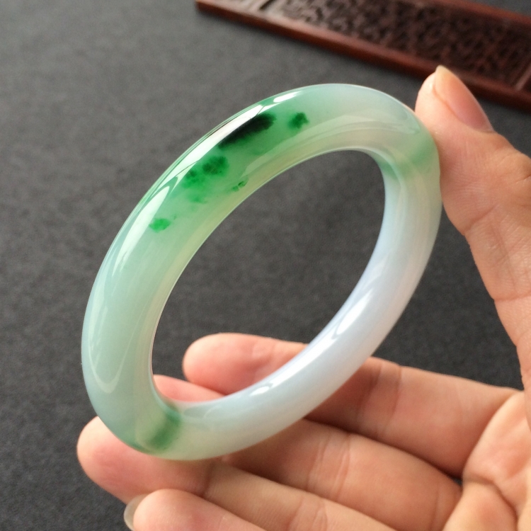 (超值推荐)糯冰种飘翠圆条手镯(56mm)
