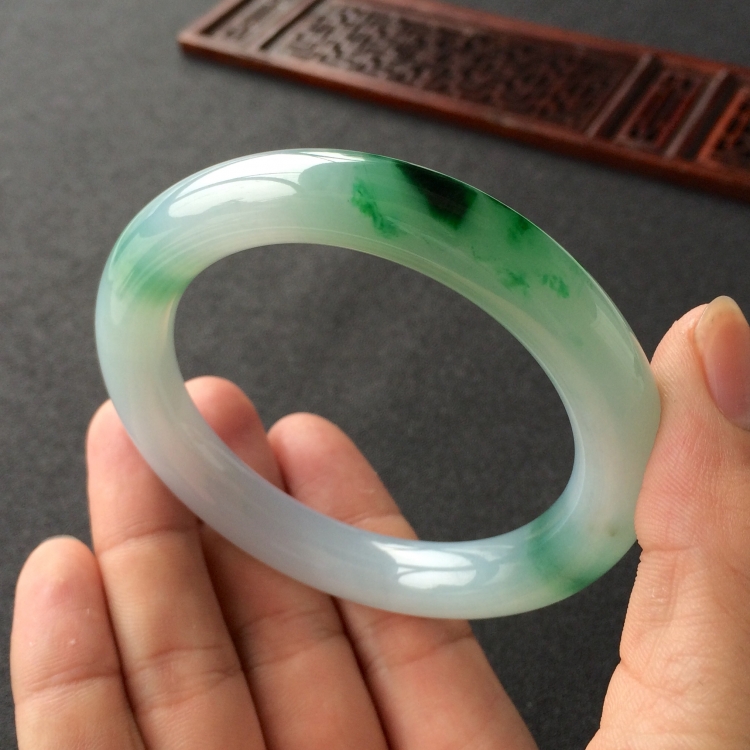 (超值推荐)糯冰种飘翠圆条手镯(56mm)
