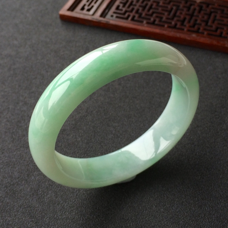 (超值推荐)糯冰种飘绿花手镯(58.8mm)