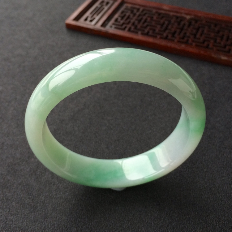 (超值推荐)糯冰种飘绿花手镯(58.8mm)