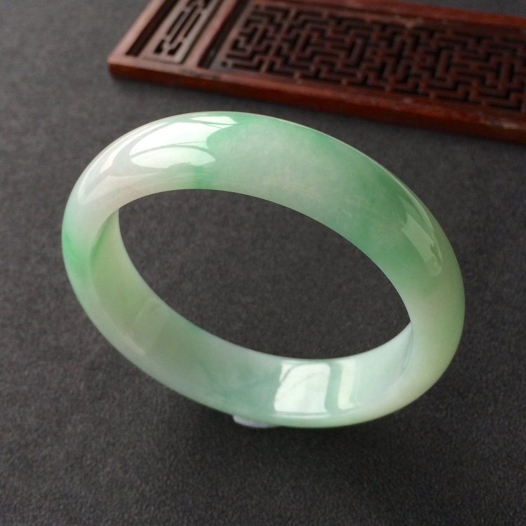 (超值推荐)糯冰种飘绿花手镯(58.8mm)